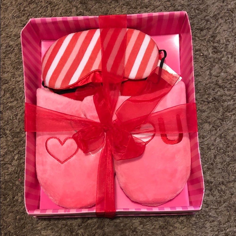 I❤️u slippers with matching eye mask